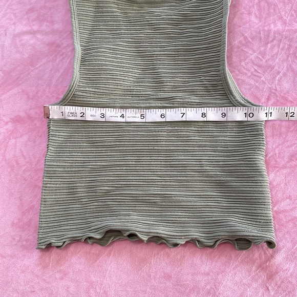 Forever 21 Textured Crop Muscle Arm Wide Arm Hole Pale Pastel Green Ruffled Hem - Picture 6 of 6